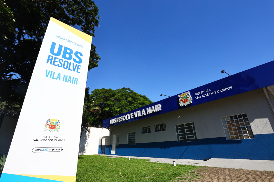 Fachada da UBS Vila Nair aparece em destaque junto ao totem da unidade.
