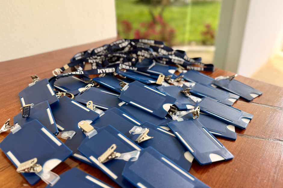 Dezenas de crachás da Urbam espalhados pela mesa