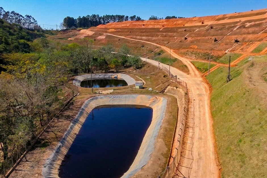 Duas lagoas de chorume aparecem parcialmente cheias, o local fica no aterro sanitário de São José dos Campos