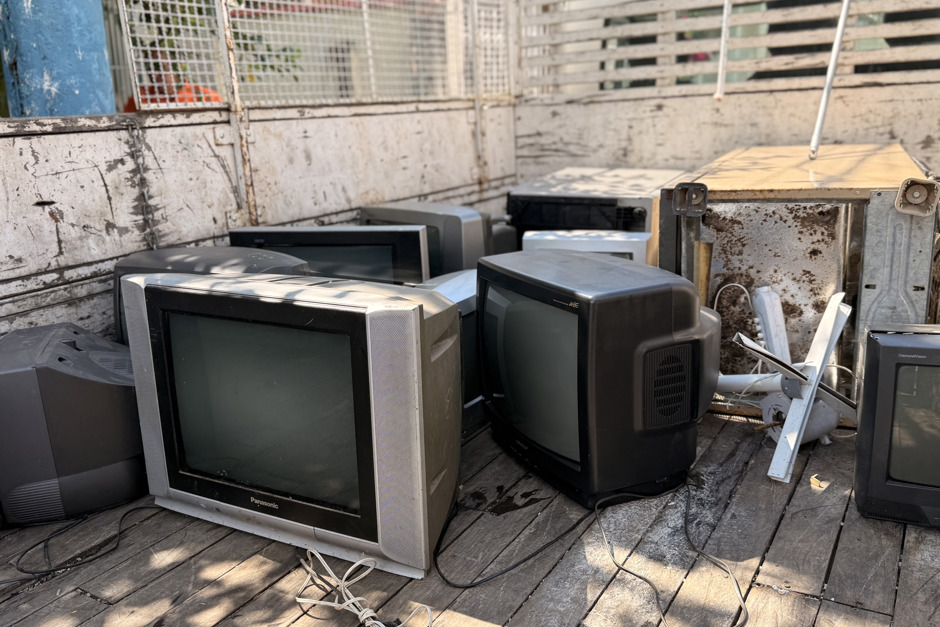 Televisões antigas, ventilador sem uso e geladeira velha é recolhida pelo serviço de coleta de resíduos eletrônicos