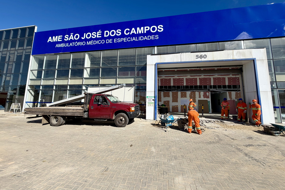 Fachada do AME sendo modernizada pelos trabalhadores da Urbam