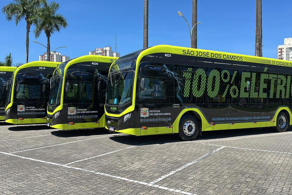 Novo modelo de ônibus elétrico estacionado no Parque da Cidade