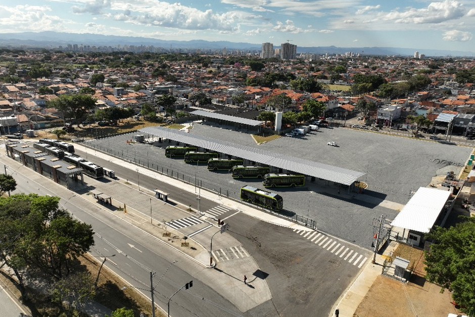 Pátio de carregamento visto de cima com seis ônibus da nova frota 100% elétrica estacionados