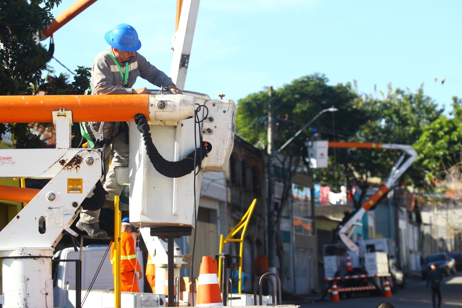 Eletricistas da Urbam realizam a manutenção em postes de iluminação da cidade