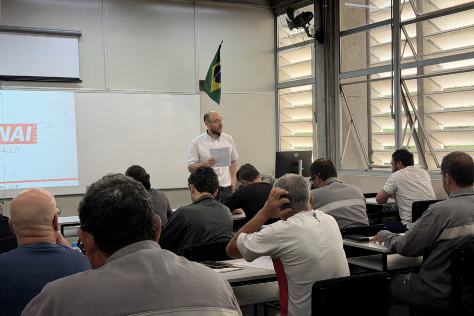Engenheiros e técnicos eletricistas realizam exercício de revisão no SENAI
